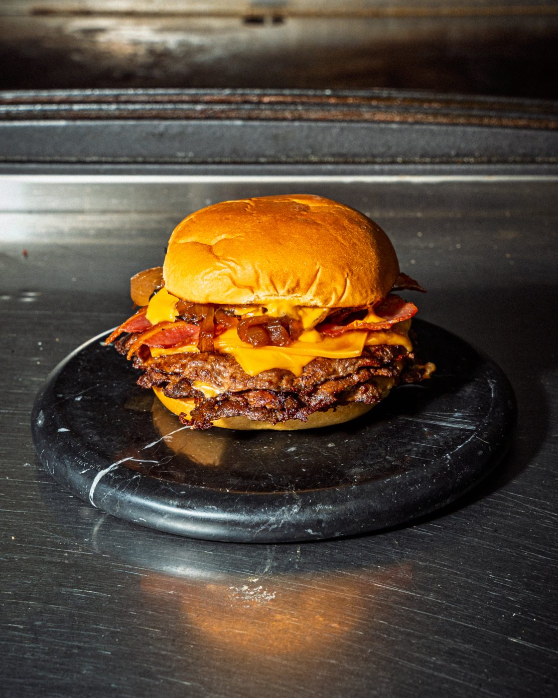 Smash burger con bacon e cipolla caramellata