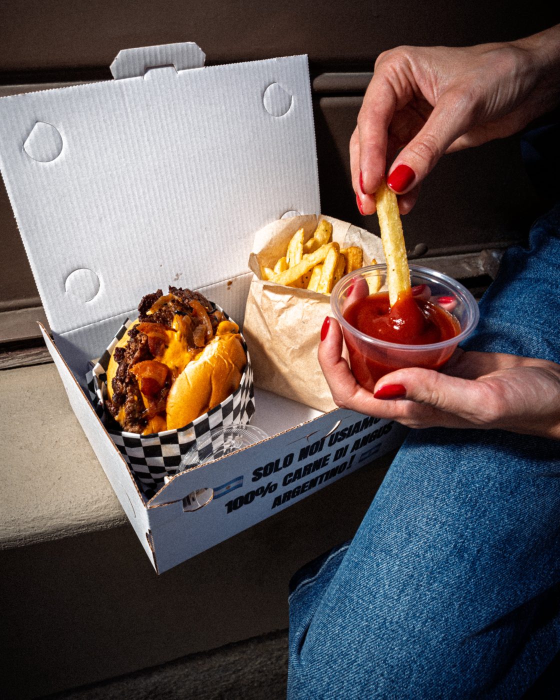 Box delivery Cultura Smash con burger, patatine e ketchup